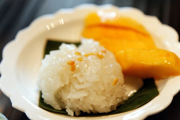 芒果糯米飯：盛產季為 3 至 6 月，一份 60 至 120 泰銖