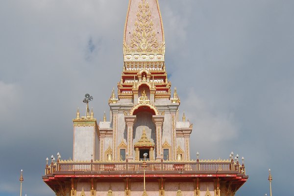 查龍寺：主塔高 60 公尺，三層塔內供奉佛舍利